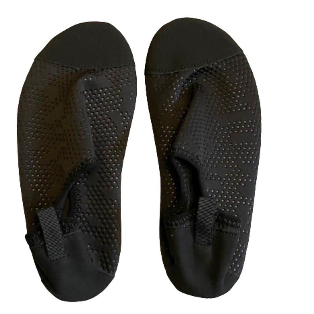 Boys black vented water shoes size 4 - 4.5
